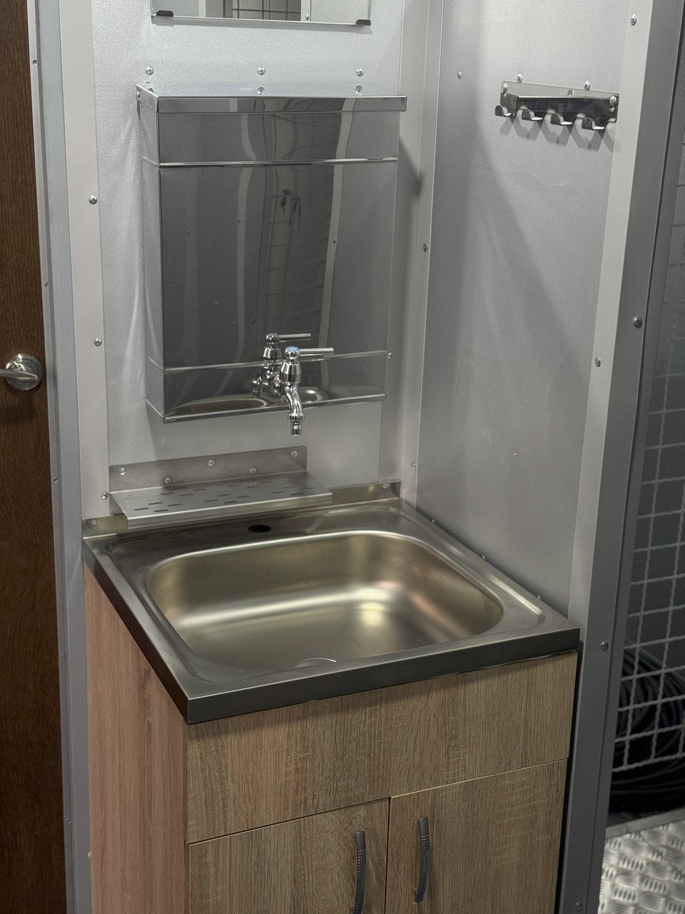 Побутовий вагончик для будівельників на шасі Побутовий вагончик для будівельників на шасі