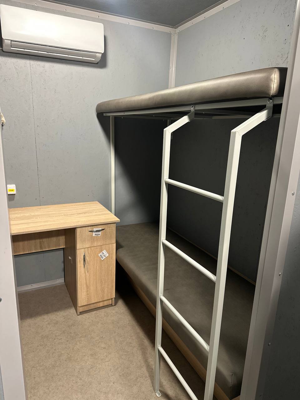 Вагон-побутівка на шасі Вагон-побутівка на шасі