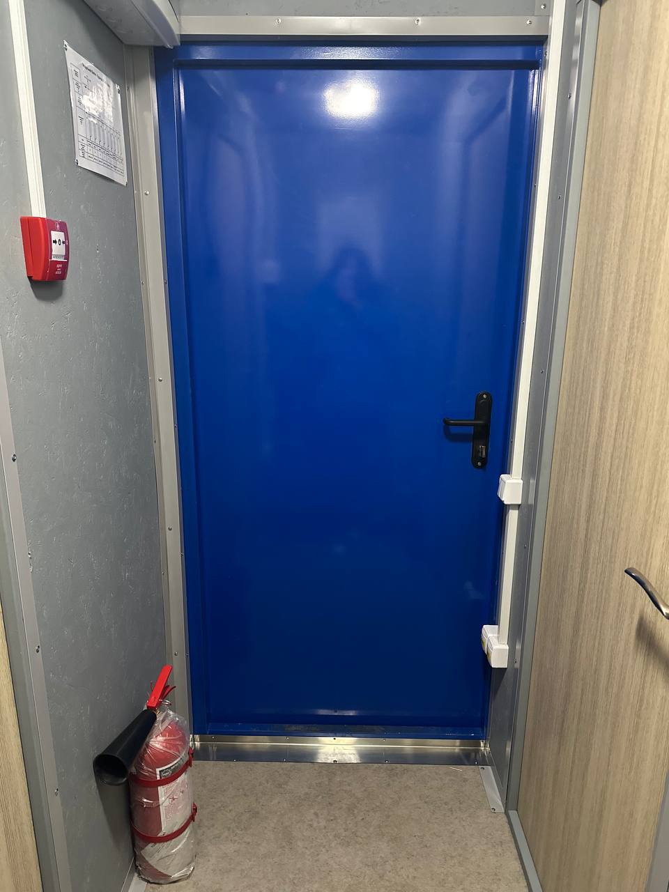 Вагон-побутівка на шасі Вагон-побутівка на шасі